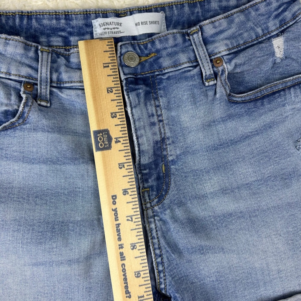 Signature Levi Strauss Womens Mid Rise Distressed Denim Shorts Light Wash Size12 - Picture 4 of 12